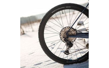 Jakie opony wybrać na jesień i zimę? Przewodnik po najlepszych rozwiązaniach dla różnych typów rowerów