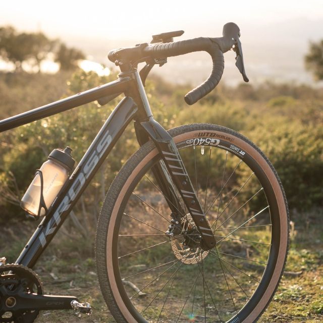 Jakie ciśnienie w oponach na zawody? Poradnik dla kolarzy startujących w różnych dyscyplinach