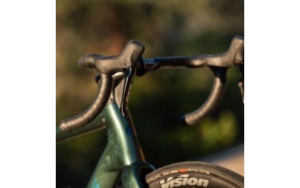 Optymalizacja kokpitu szosowego: Jak ustawić chwyty i manetki, by zyskać waty (i komfort)