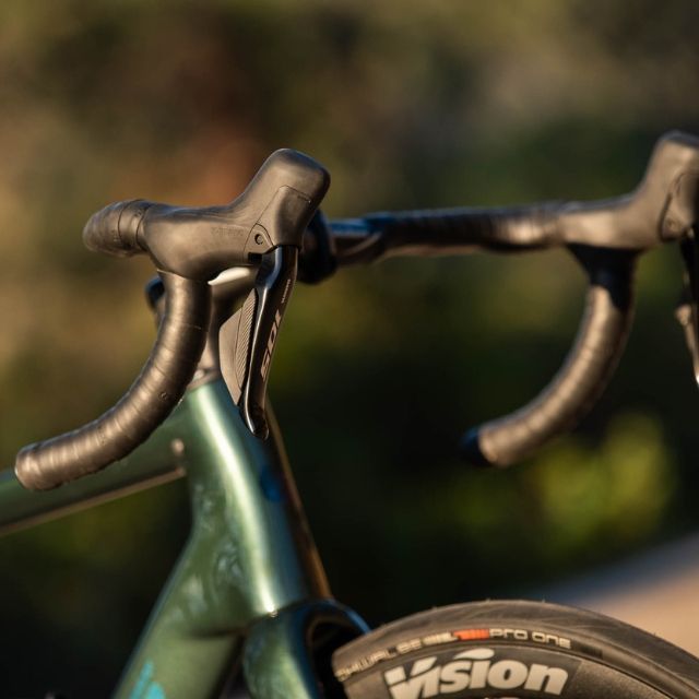 Optymalizacja kokpitu szosowego: Jak ustawić chwyty i manetki, by zyskać waty (i komfort)