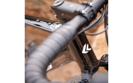 Technika prowadzenia gravela w błocie: Jak utrzymać przyczepność na zdradliwym terenie