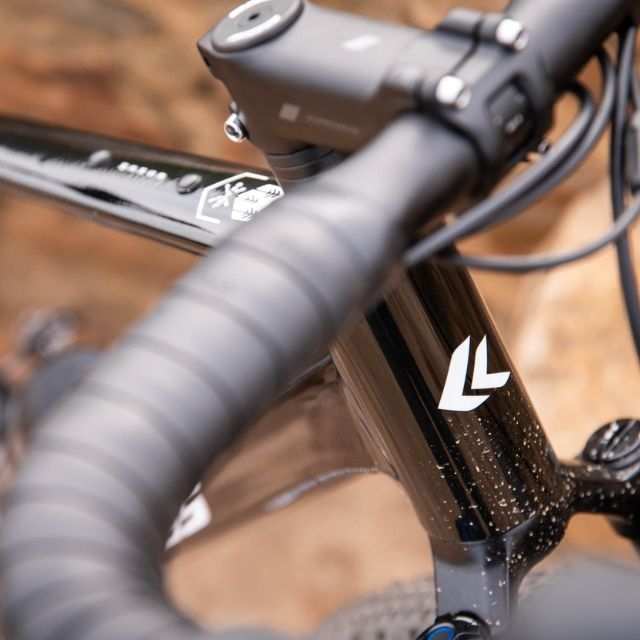 Technika prowadzenia gravela w błocie: Jak utrzymać przyczepność na zdradliwym terenie