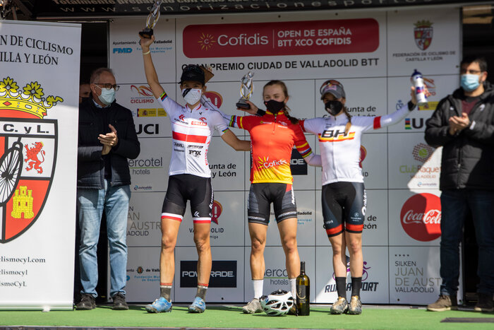 Maja Włoszczowska i Bartłomiej Wawak z KROSS ORLEN Cycling Team zdobyli podium w pierwszych wyścigach w nowym sezonie